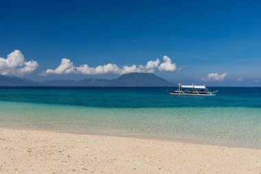 Filipinler, Romblon 'daki Bon Bon sahilinde bir tekne.