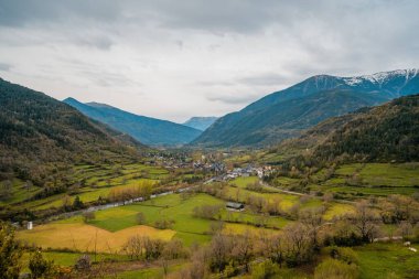 Dağlarla çevrili bir vadiden güzel bir görüntü.
