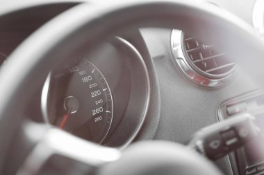 Direksiyonun arka planındaki bir hız göstergesinin seçici odak noktası.