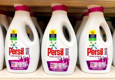 Persil Rengi Süpermarket rafındaki sıvı deterjanı korur.