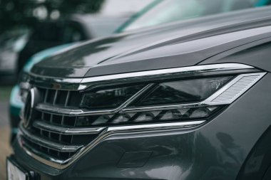 Lüks gri bir arabanın ön ve arka farının yakın çekimi.