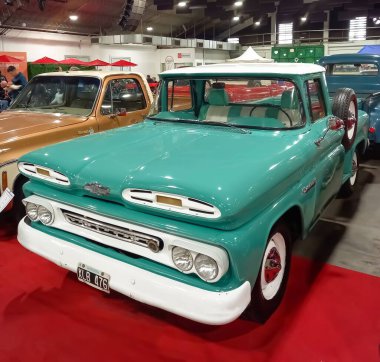 Eski su ve beyaz Chevrolet Chevy C10 Apaçi kamyonet 1960 'ların başında. Alet edevat mı, tarım aleti mi? Sergi salonu. Klasik araba şovu..