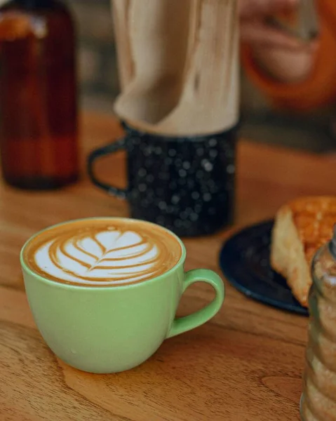 Vertikal Bild Kopp Latte Kaffe Med Ett Lövmönster Ett Träbord — Stockfoto
