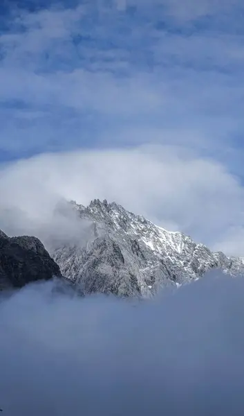 Bellissimo Paesaggio Montagna Innevata Cima Alle Nuvole — Foto Stock