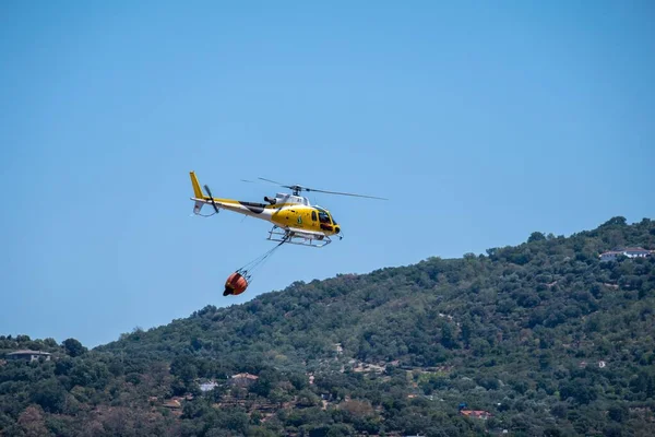 Helicóptero Bomberos Que Lleva Una Cesta Con Agua Volando Para —  Fotos de Stock