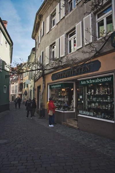 フライブルク旧市街の狭い通りを歩く人々の垂直ショット Breisgau ドイツ — ストック写真