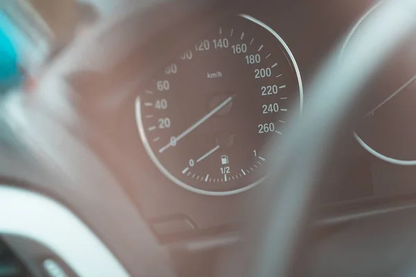 Tiro Foco Seletivo Medidor Velocidade Carro Entre Volante — Fotografia de Stock