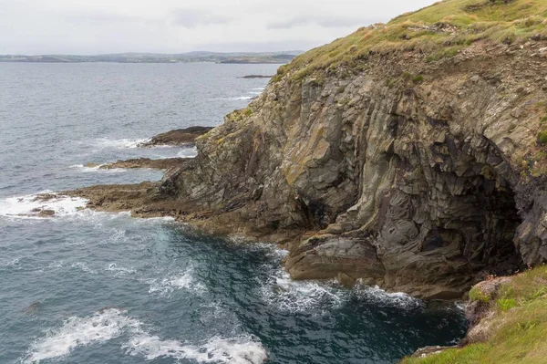 Une Belle Grande Roche Sur Côte Près Une Mer Irlande — Photo
