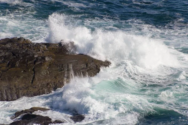 Closeup Shot Strong Sea Waves Hitting Large Rock Shore Ireland — Stock Photo, Image