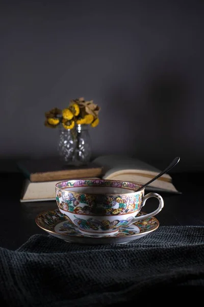 Bir Çay Fincanı Bir Vazo Çiçekle Birlikte Kitapların Üzerinde — Stok fotoğraf