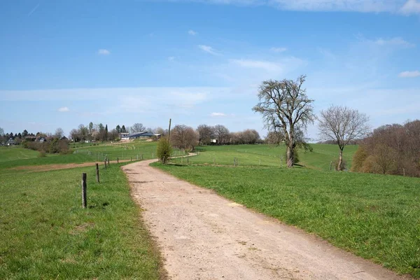 Una Vista Panorámica Sendero Que Conduce Casas Rurales Bergisches Land —  Fotos de Stock