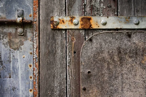 Ένα Κοντινό Πλάνο Μιας Παλιάς Ξύλινης Πόρτας Σκουριασμένα Μέταλλα — Φωτογραφία Αρχείου