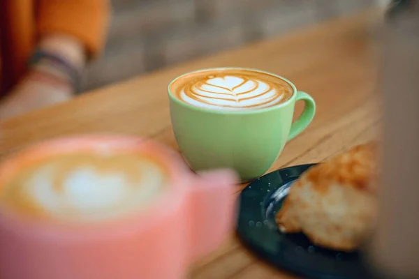 Selektiv Fokusbild Koppar Latte Kaffe Med Ett Lövmönster Ett Träbord — Stockfoto