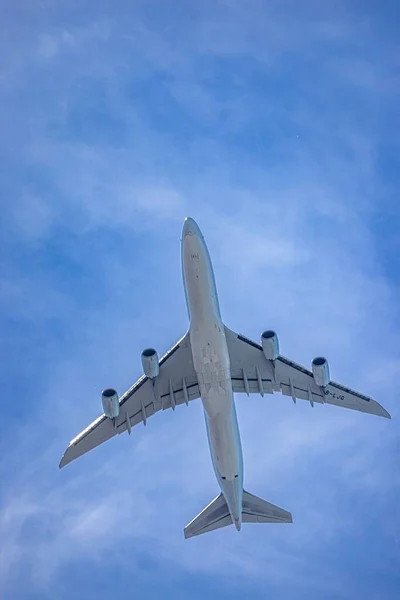 Gros Plan Vertical Angle Bas Gros Avion Dans Ciel — Photo