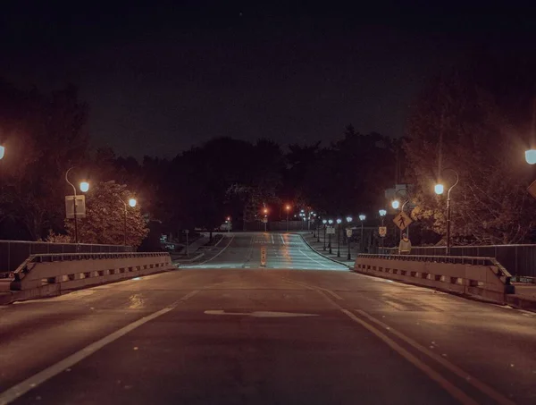 Uma Estrada Vazia Com Sinais Rua Durante Noite — Fotografia de Stock