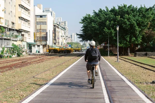 Eine Rückansicht Eines Männlichen Touristen Auf Einem Fahrrad Der Stadt — Stockfoto