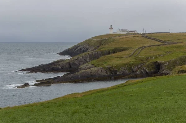 Een Prachtige Wilde Groene Kust Bij Een Zeewater Ierland Verenigd — Stockfoto