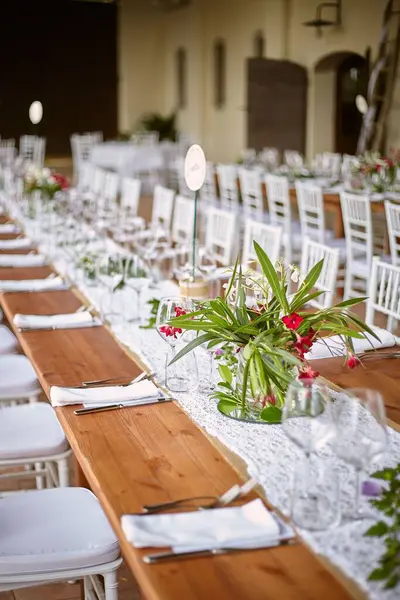 Vertical Closeup Dishes Wooden Table Decorated Flowers Wedding — Stock Photo, Image