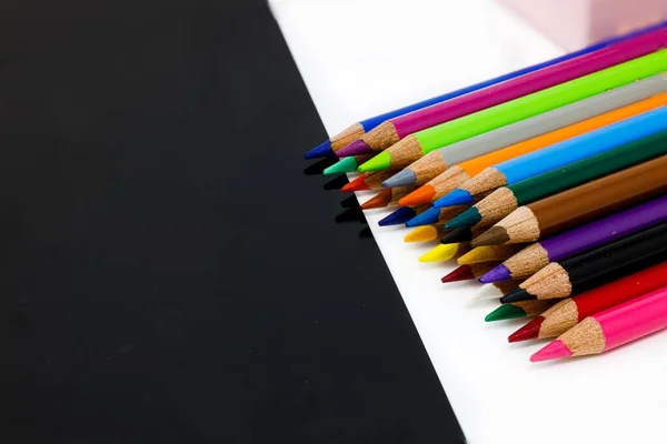 Színes Ceruzák Asztalon — Stock Fotó