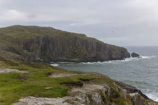 Beautiful Natural View Large Rock Seashore Ireland Великобритания — стоковое фото