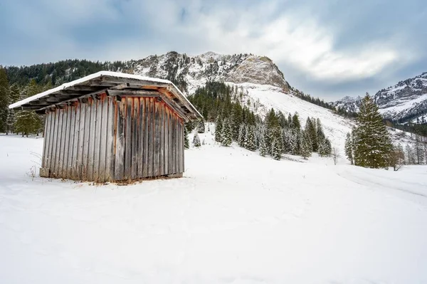 Uma Cabana Madeira Velha Uma Inclinação Snowy Montanhas Alpen — Fotografia de Stock