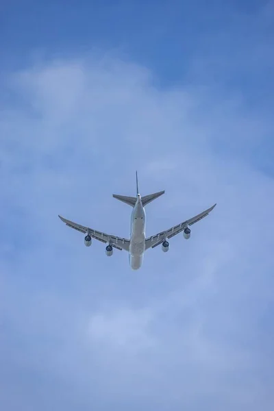 Angle Bas Vertical Gros Avion Sous Ciel Nuageux Bleu — Photo