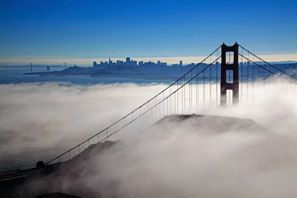 Uma Vista Aérea Nuvens Enevoadas Torno Histórica Golden Gate Bridge — Fotografia de Stock