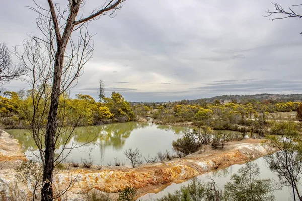 Een Betoverend Uitzicht Het Water Met Reflectie Van Rotsen Bomen — Stockfoto
