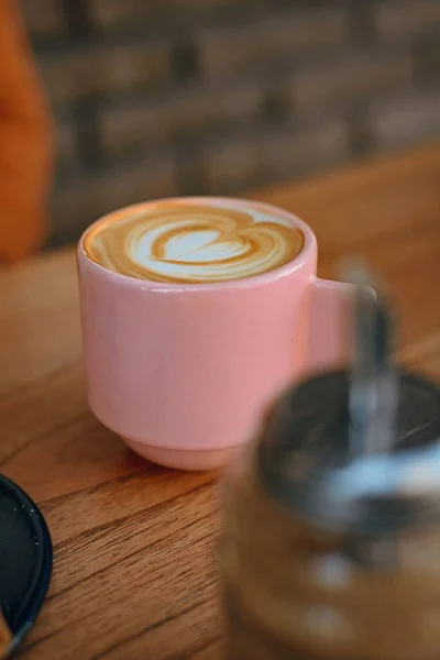 Plano Vertical Una Taza Café Con Leche Sobre Una Mesa — Foto de Stock