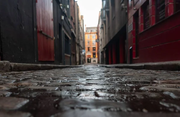 アイルランドのダブリンで雨の日に古い家の間の舗装された通りの選択的な焦点 — ストック写真