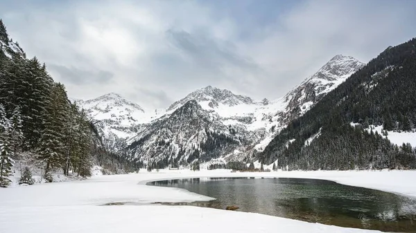 Schöne Seenlandschaft Den Schneebedeckten Alpen — Stockfoto