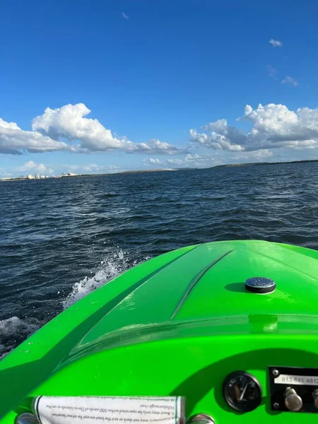 Uma Paisagem Marinha Barco Velocidade Verde Dia Ensolarado — Fotografia de Stock