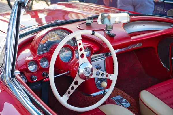 Red Chevrolet Corvette Cabriolet Classic Old Timer Show Cologneコックピットの後ろからのクローズアップ — ストック写真