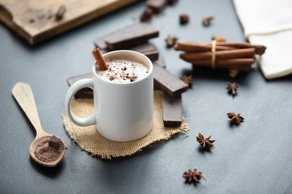Een Wit Kopje Chocoladedrank Met Kaneelstokjes Steranijs Chocoladerepen Een Tafel — Stockfoto