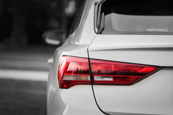 Een Close Van Een Rood Achterlicht Van Een Witte Auto — Stockfoto