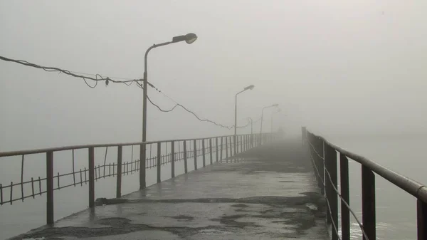 Een Lange Pier Boven Een Oceaan Een Mistige Dag — Stockfoto