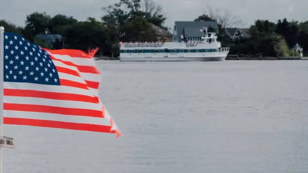 Limandaki Amerikan Bayrağı — Stok fotoğraf