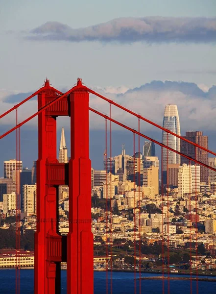 Plano Vertical Del Puente Golden Gate Con Horizonte San Francisco — Foto de Stock