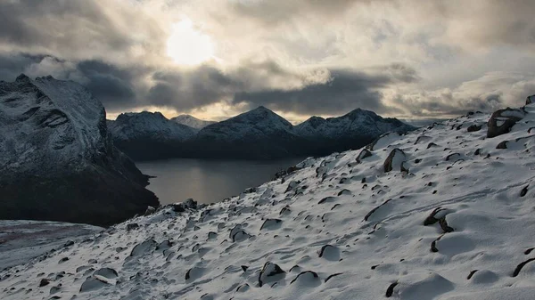 Una Hermosa Vista Desde Acantilado Empinado Una Montaña Costa Brosmetinden — Foto de Stock