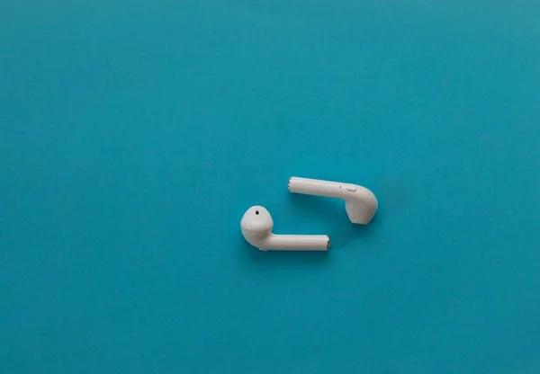 Kleine Drahtlose Kopfhörer Weiß Auf Blauem Hintergrund — Stockfoto