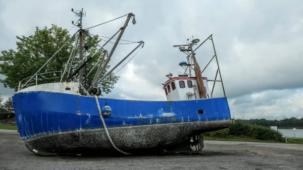 Barco Pesca Azul Abandonado Nord Ostsee Kanal Alemanha Com Árvores — Fotografia de Stock
