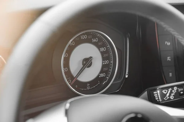 方向盘后部的汽车速度计的选择性聚焦镜头 — 图库照片