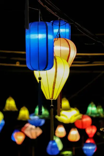 Eine Reihe Farbenfroher Asiatischer Lampen Hängt Nachts Auf Der Straße — Stockfoto
