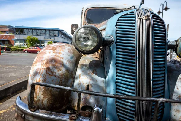 Otoparkta Terk Edilmiş Eski Bir Vintage Kamyonun Yakın Çekimi — Stok fotoğraf