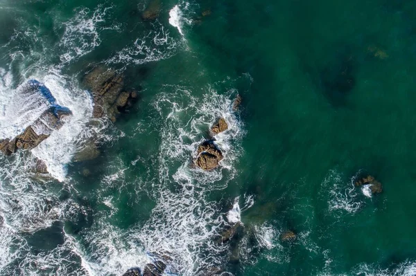 Widok Góry Dronem Skalistego Wybrzeża — Zdjęcie stockowe