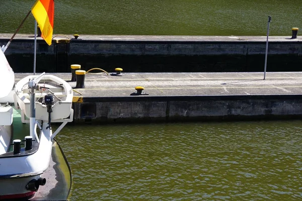 Barco Com Bandeira Alemanha Rio Com Água Verde — Fotografia de Stock