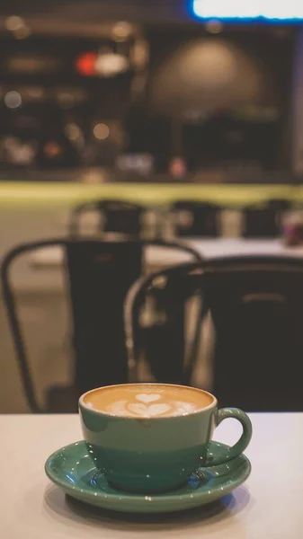 Ett Vertikalt Grunt Fokus Mugg Kaffe Med Hjärtformer — Stockfoto