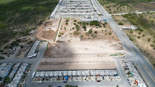 Flygfoto Över Ett Slätt Fält Och Byggnader Landsbygden — Stockfoto