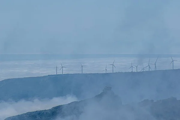 Vista Panorâmica Das Turbinas Eólicas Alto Das Montanhas Cobertas Nevoeiro — Fotografia de Stock