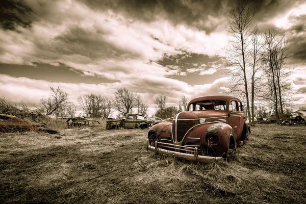 Primer Plano Viejo Coche Retro Roto Campo Bajo Cielo Nublado — Foto de Stock